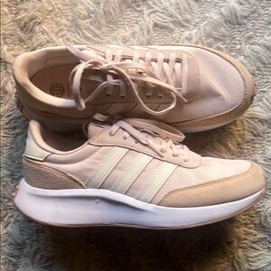 Adidas womens sneakers. Only worn a few times.